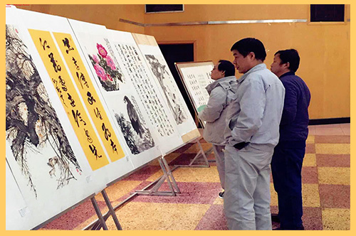 2018年1月，西柏坡發(fā)電公司舉辦第三屆迎新書畫展，員工們以筆墨表情達(dá)意，以書畫靜心舒懷.jpg