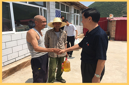 建投能源黨委副書記、紀(jì)委書記、工會主席李新浩到對口扶貧村調(diào)研，慰問當(dāng)?shù)厣罾щy群眾.jpg